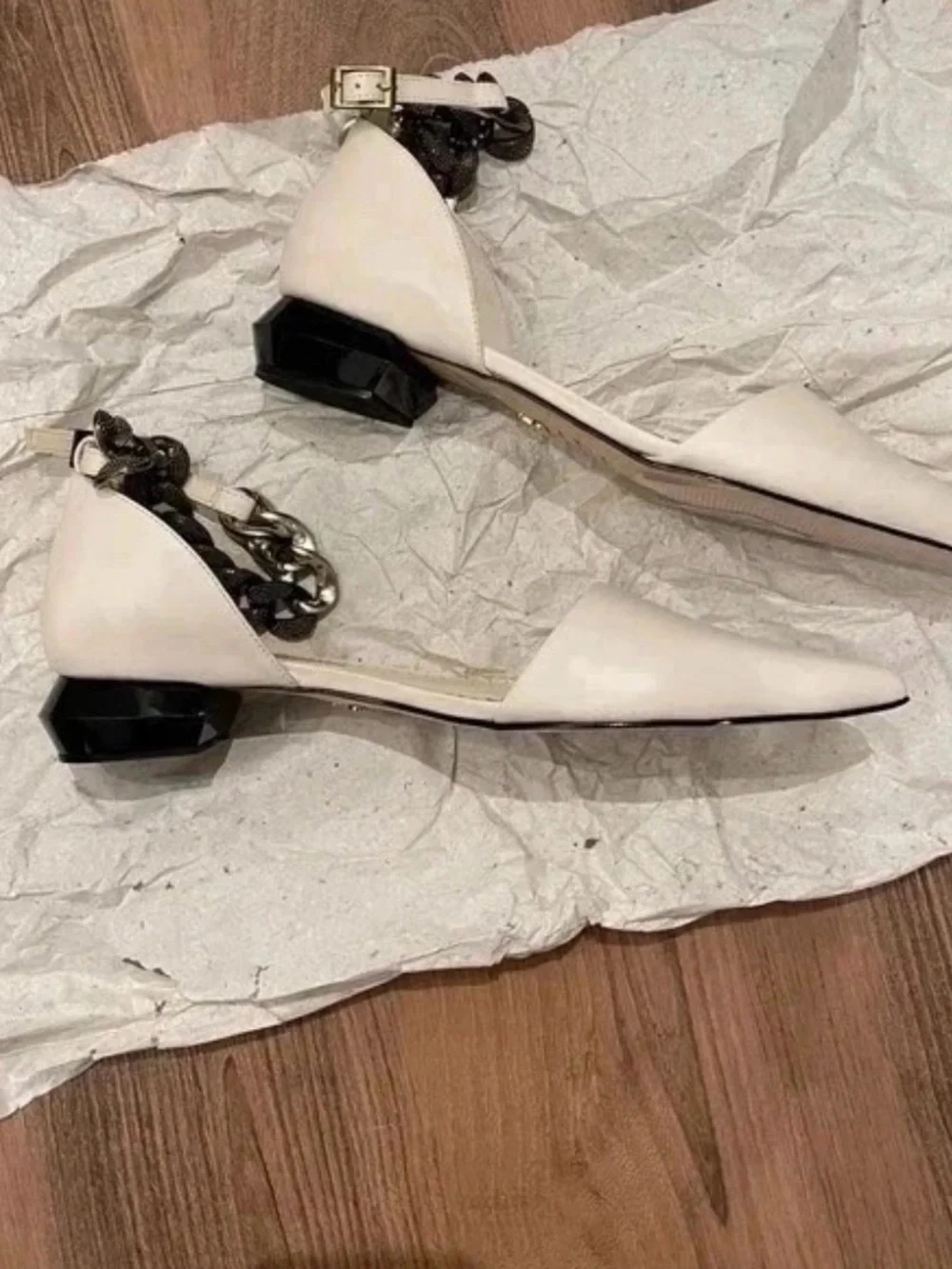 Paula Torres chic cream